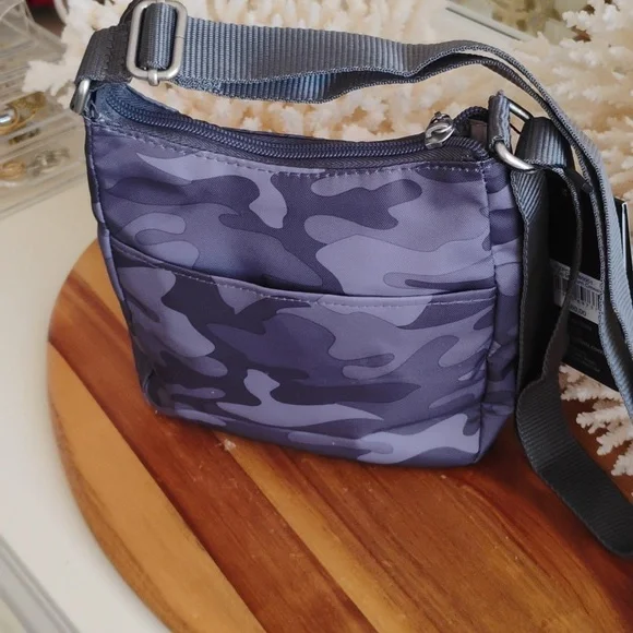 Baggallini 💥NWT💥 Joey Grey Camouflage Messenger Bag. - Picture 4 of 12